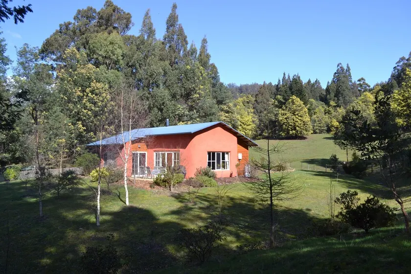 Self-contained in beautiful quiet surroundings with valley and mountain views - Image 1
