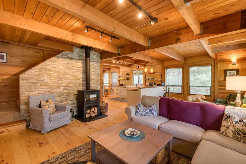 Leavenworth cabin for maximum 4 people, with treehouse gazebo hot tub. - Image 1