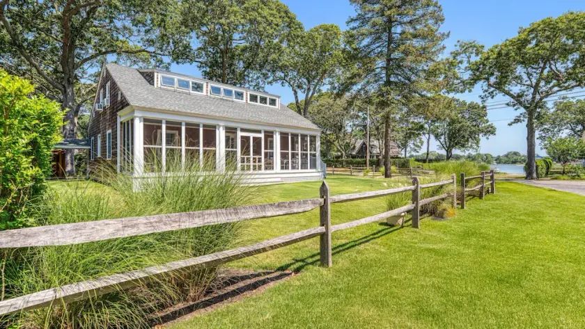 Lovely Shelter Island cottage with panoramic bay views, secluded, screened... - Image 1