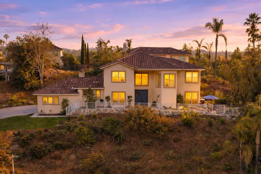 4BR Family Home • Near Legoland & Beach • Gameroom  •  Dogs Free  •  Sleeps 9 - Image 1
