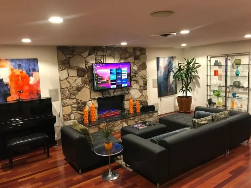 4 bedroom, 3 bath Modern Home with Hot Tub - Image 1