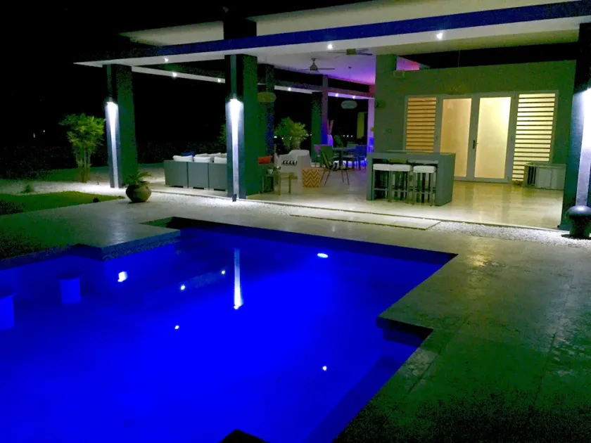 Casa Blü, Beautiful 4 B/R House with pool! - Image 1