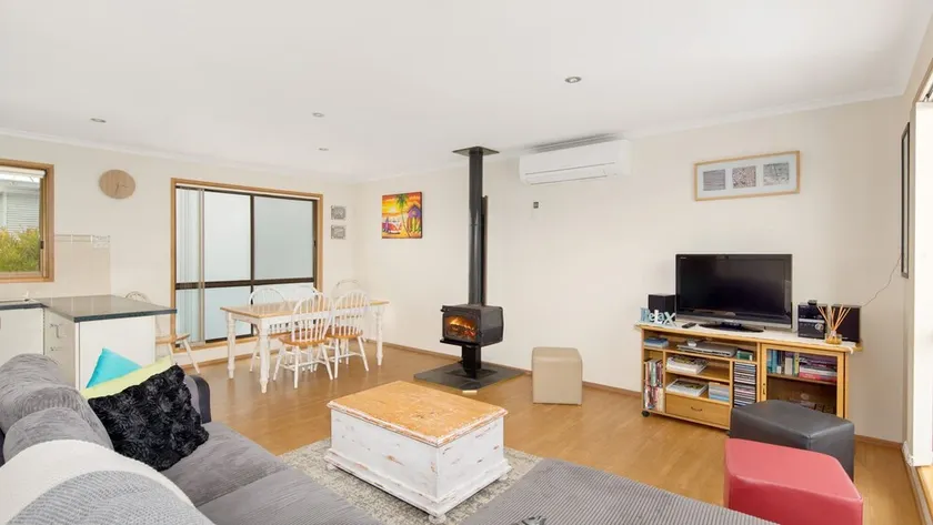11 Glen Street, Surf Beach - Image 1