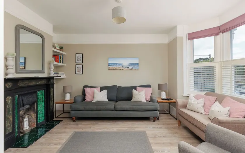 Sleeps 8, 2 bathrooms, Bembridge village & beaches, Dog friendly garden - Image 1