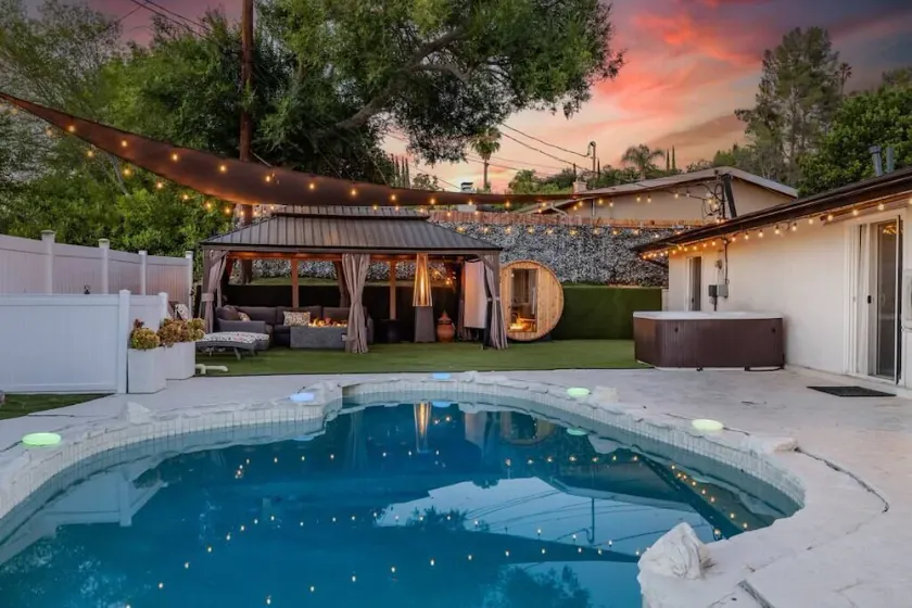 Spacious Luxury 4 bdr, Pool, Hot Tub, Sauna, Patio - Image 1
