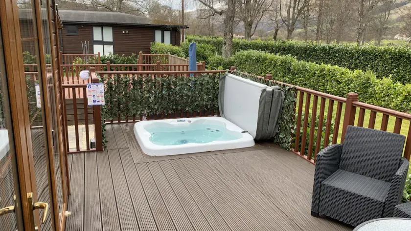 Comfortable lodge with hot tub.internet and netflix - Image 1