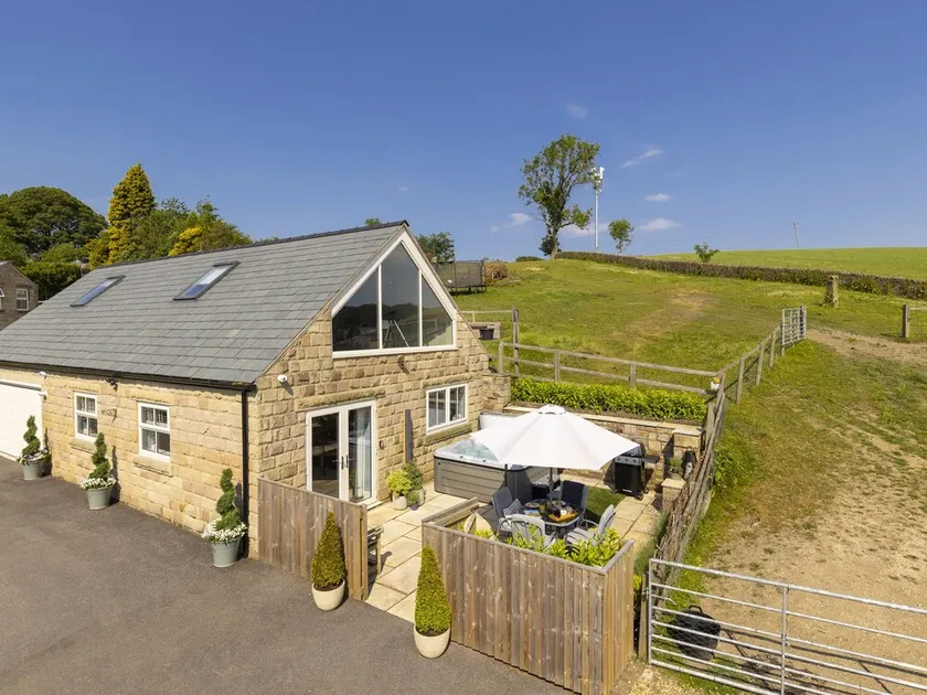WALTON HOUSE COTTAGE, romantic, with hot tub in Chapel-En-Le-Frith - Image 1