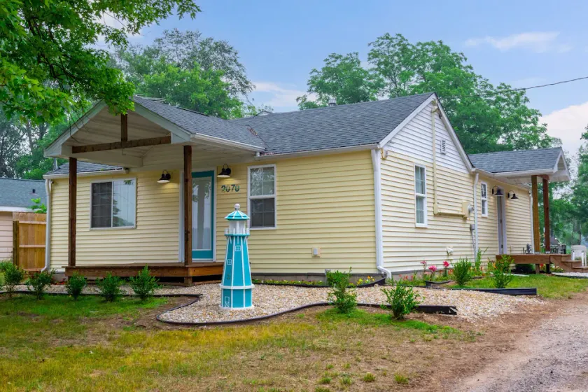 Lake front home with access to two lakes, large yard and RV hookup available! - Image 1