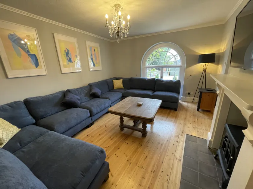 Amazing location large spacious 3 storey Georgian listed building sleeps 15 - Image 1