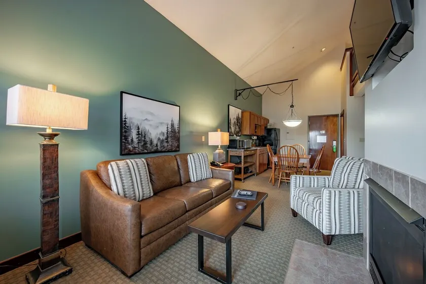 B302 One Bedroom & Loft Lake View - Image 1