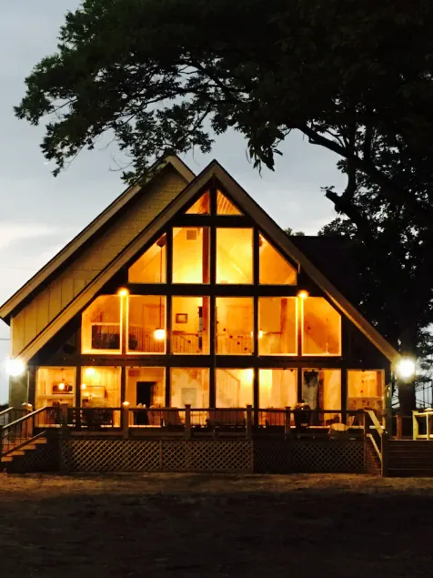 Moon Lake MS lakeside lodge perfect for family or couples getaway! - Image 1