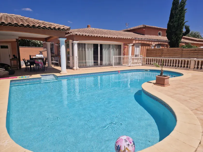 Luxury villa with private pool for 8 people - Image 1