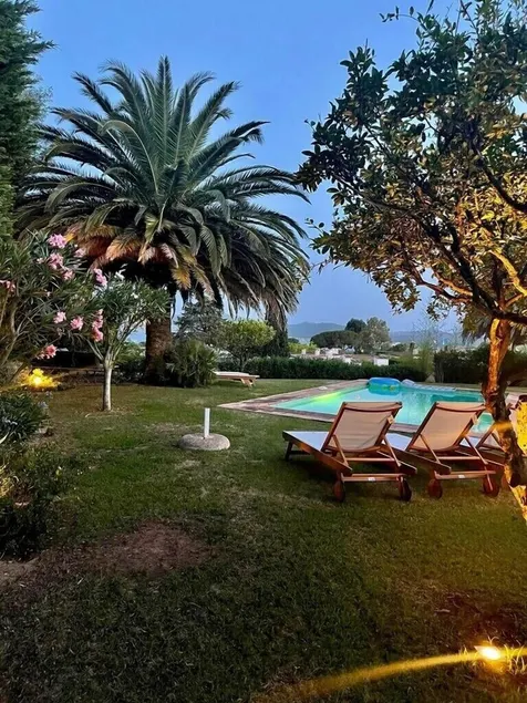 Sea view villa with direct access to Beauvallon private beach - Image 1