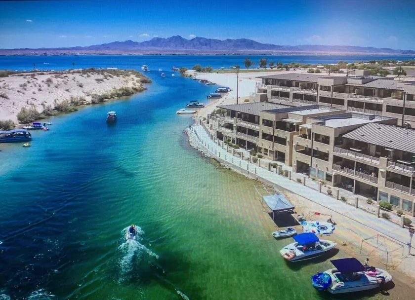 Beautiful lake front condo - Image 1
