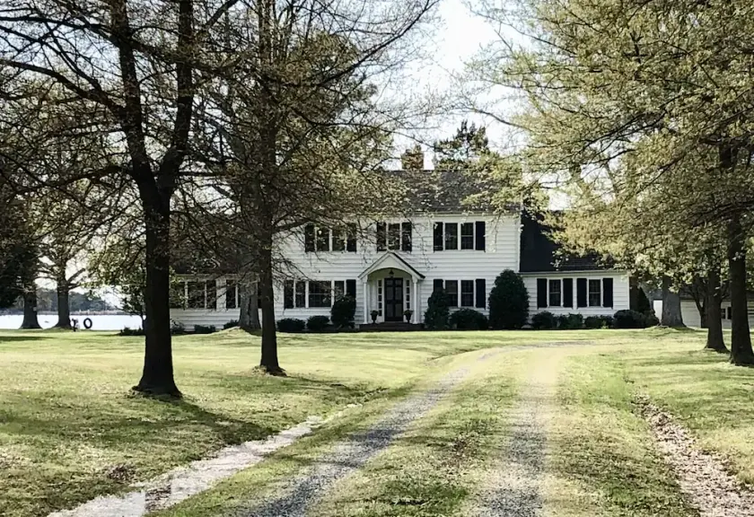 Waterfront Home, Large Property with Pool, Discount for Monthly/Seasonal Rentals - Image 1