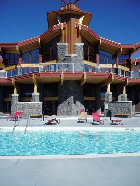 Top floor!Mission Hill and lake view. Gym,pool,sauna,and more! Mins to the lake - Image 1