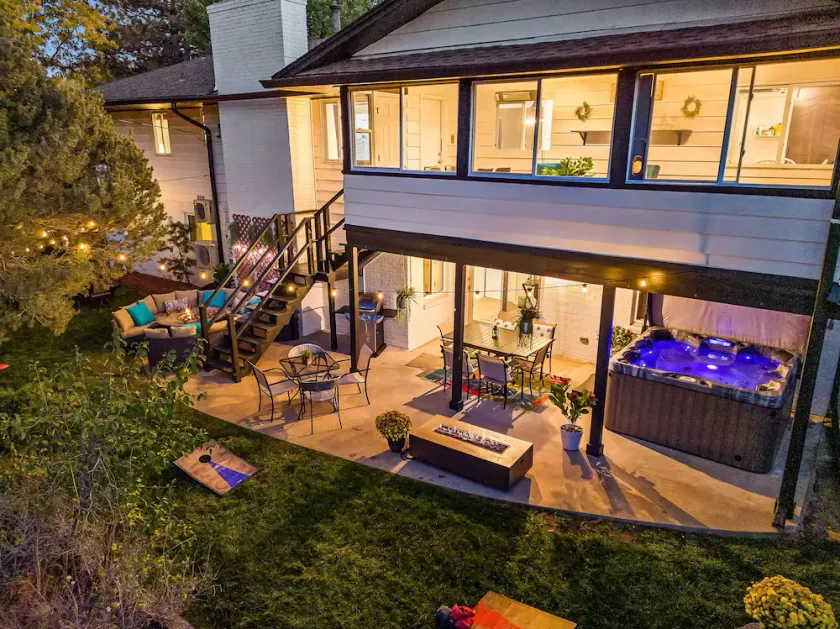 8 bedrooms, sleeps 20:  Hot Tub, 20mins to Denver/Red Rocks - Image 1