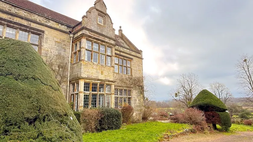 Haremere Hall - A Jacobean Estate of Grandeur - Image 1