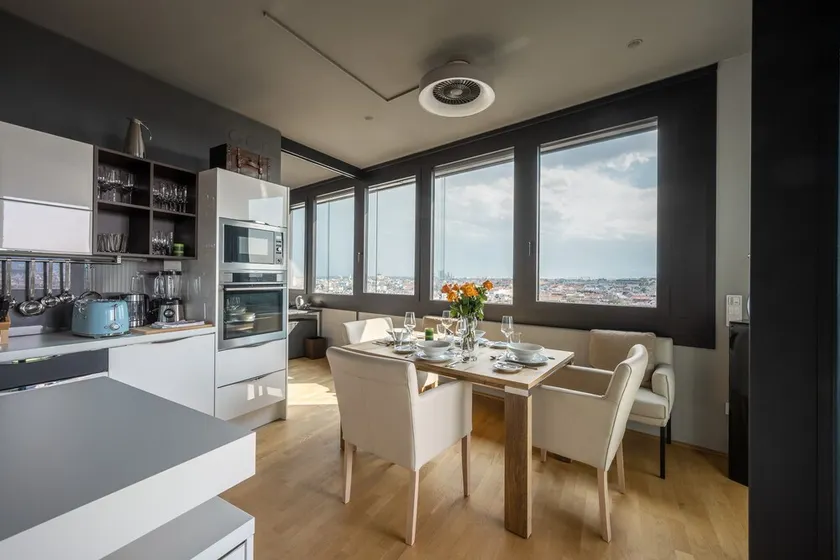 Panorama suite with a view over the imperial city of Vienna - Image 1