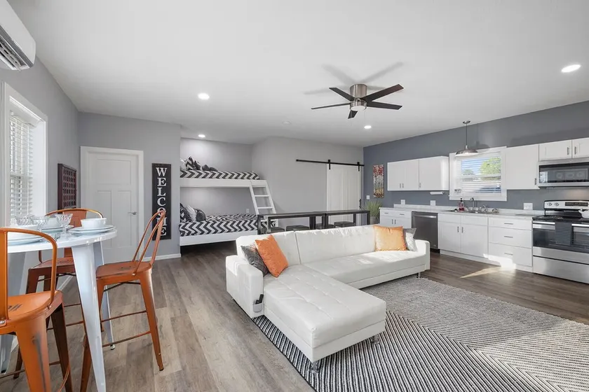 Gorgeous New 1 bd condo - 5 Min to Branson Landing - Image 1