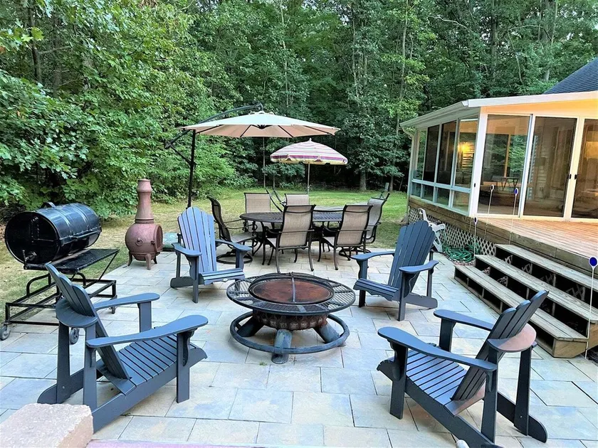 Der offene Grundriss dieses atemberaubenden Custom Home ist ideal für unterhaltsame - Image 1