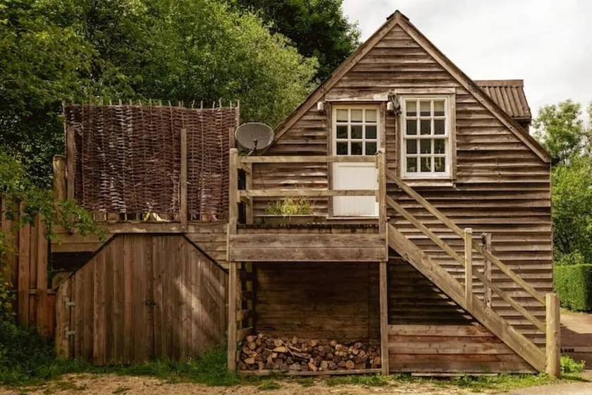 Lofty first floor barn conversion in stunning secluded setting. - Image 1
