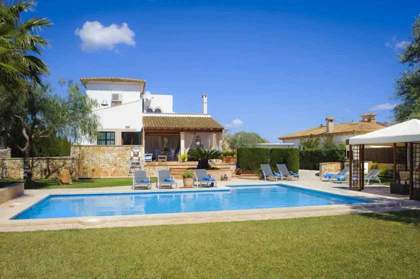Villa with fantastic garden, chill areas, ideal for relaxing - Image 1