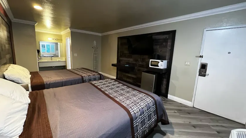 New American Inn and Suites  - Image 1