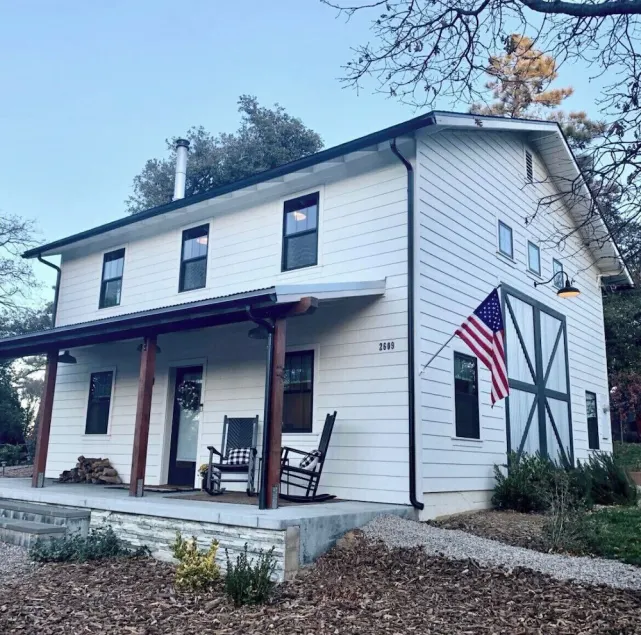 The White Barn - Image 1