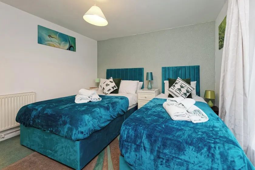 House Sleeps 14 With Enclosed Garden - Image 1