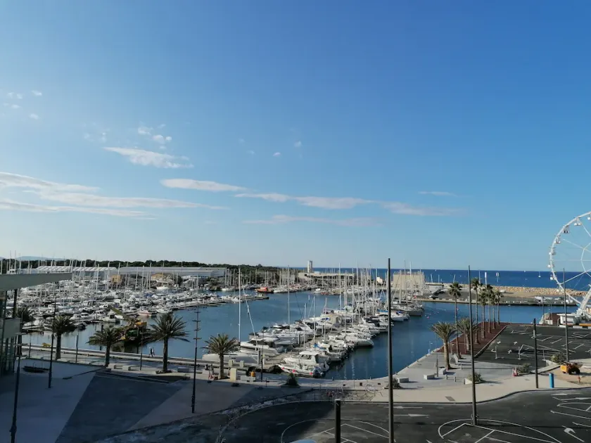 SUPERB F2 VIEW PORT OG SEA, 20 METERS BEACH - Image 1