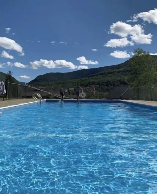 Gorgeous & Cozy Mountain View with Wood Stove! Ski / Hiking / Wi-Fi / Pool - Image 1