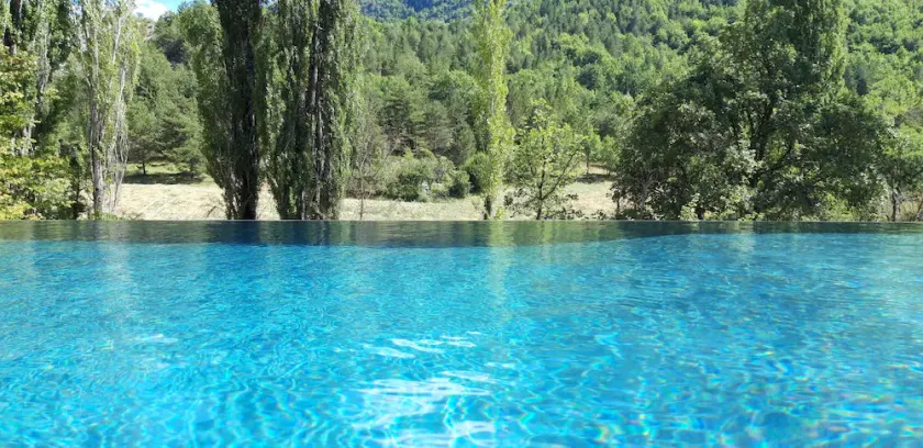 Gîtes Les Costoliers são confortáveis piscine à beira-mar Vallée duJabron - Image 1