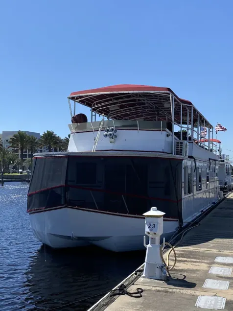IKKE DIN TYPISKE HOUSEBOAT: 60 FEED OF LUXURY - Image 1