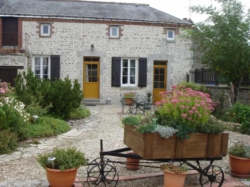 Charming Cottage in Peaceful Hamlet, Near Orléans Forest, Garden & Parking - Image 1
