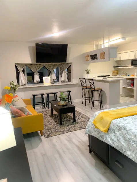 Private Studio, own entry, kitchenette,  full bath. - Image 1