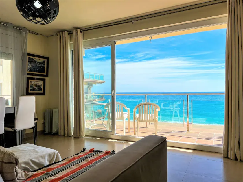 Apartment 4/5 Pax with direct access to the beach. It has a community pool. Excellent location, bars, restaurants, shops and promenade. Free WIFI. Vivalidays Mar. - Image 1