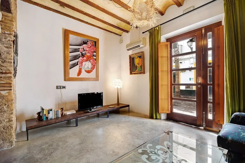 Historic and Modern Apartment with Air Conditioning and Wi-Fi - Image 1