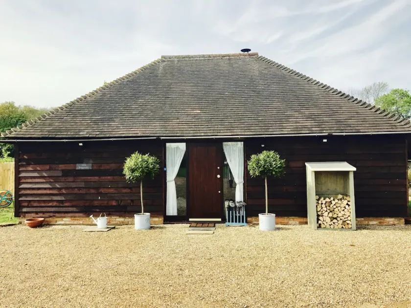 Romantic retreat in the hop fields of Kent, with great sightseeing - Image 1