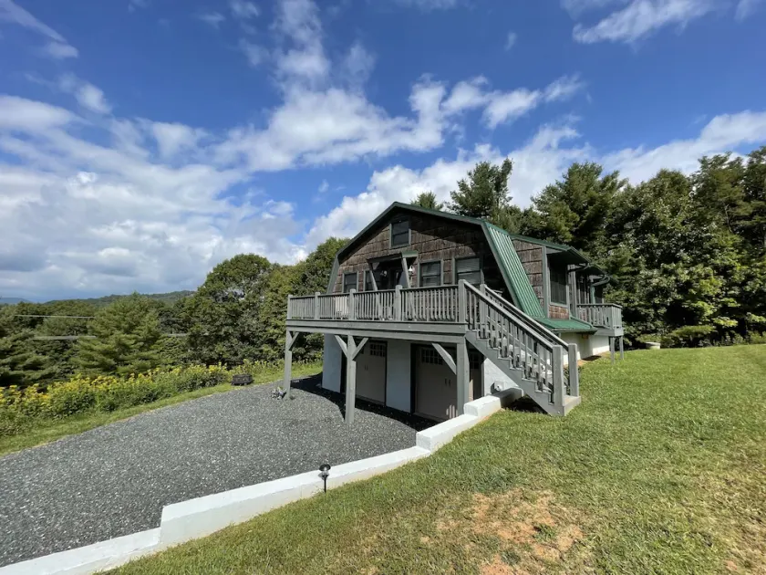 Escape to the Clouds: The Berry Barn Awaits You! - Image 1