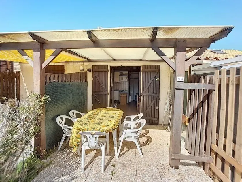 Detached house with terrace and small garden - Image 1