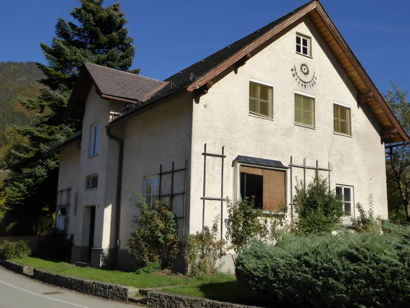 Large house on the outskirts of the village. Possibilities for hiking, swimming, skiing - Image 1