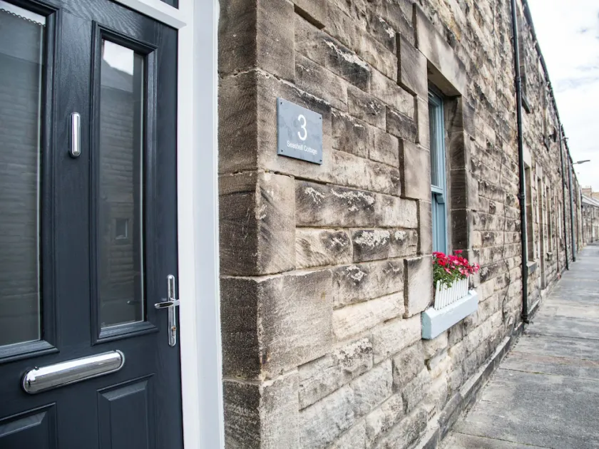 SEASHELL COTTAGE, pet friendly, country holiday cottage in Amble - Image 1