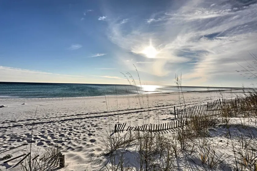Sunny Happy Place by the Beach, Sleeps 6. Beach service March 1 to October 30. - Image 1
