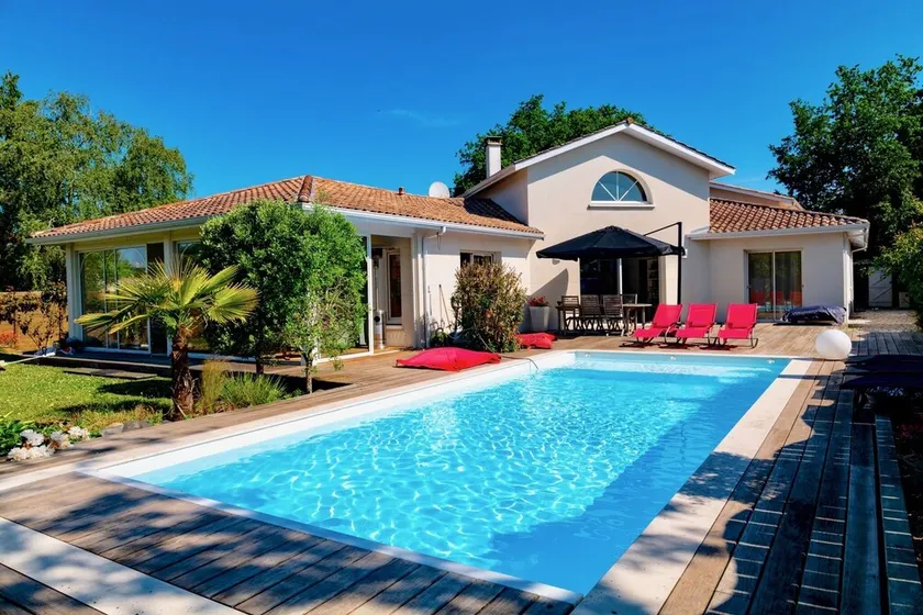 A very comfortable villa with a heated pool, nestled between the ocean, the bay, and the lake - Image 1