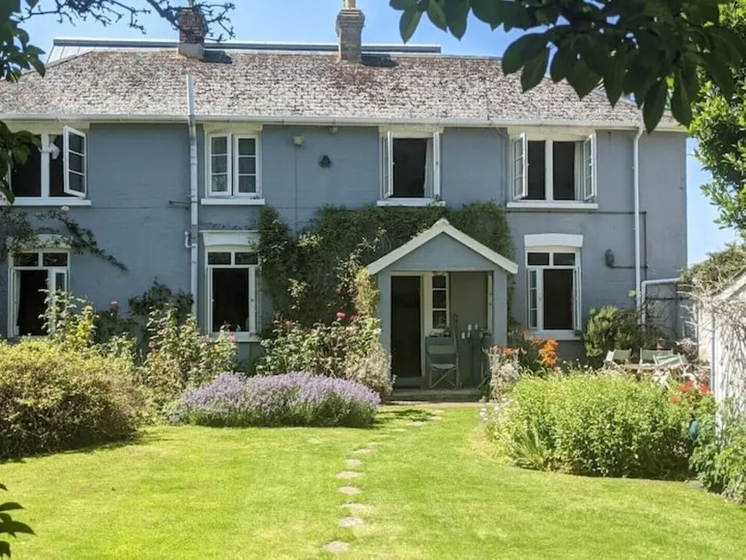 Cosy Cottage by the Sea (1x BIG Master Double Bedroom) - Image 1