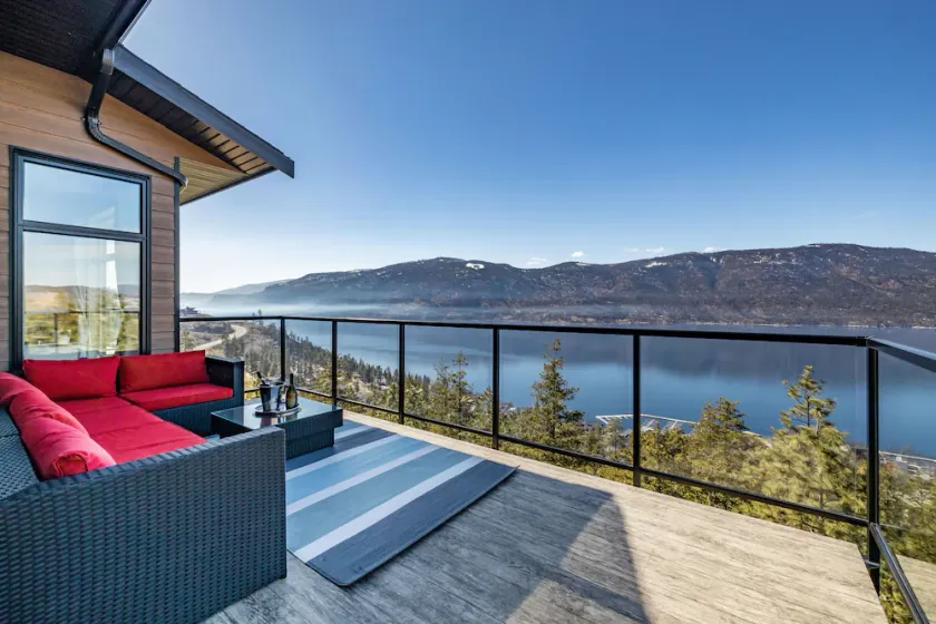 Modern & Luxurious Townhouse with 10/10 Lake VIEWS  - Image 1