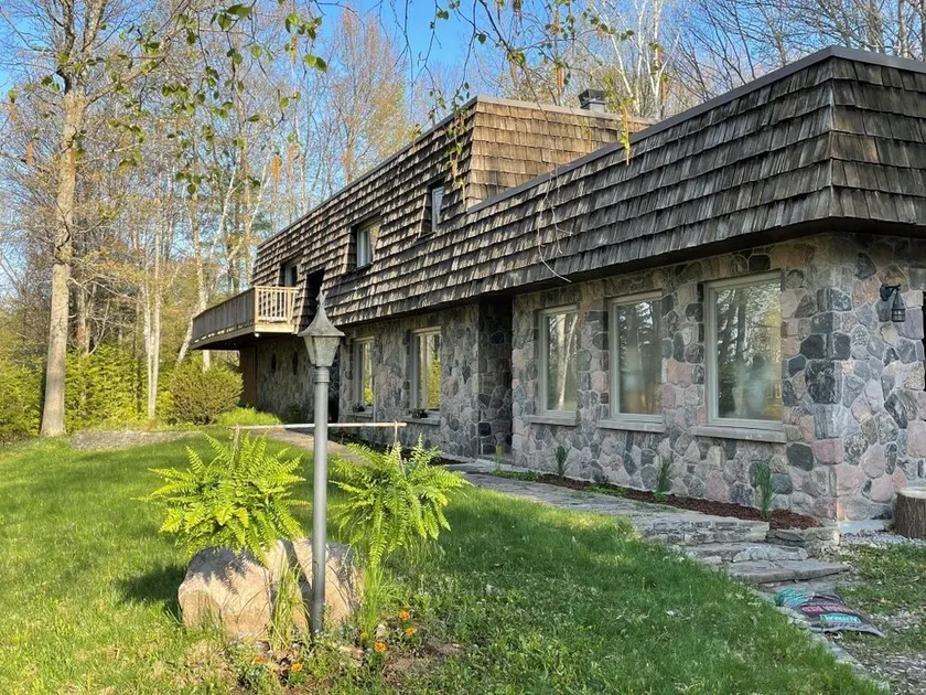 Spacious cottage on Muskoka Lake with private dock - Image 1