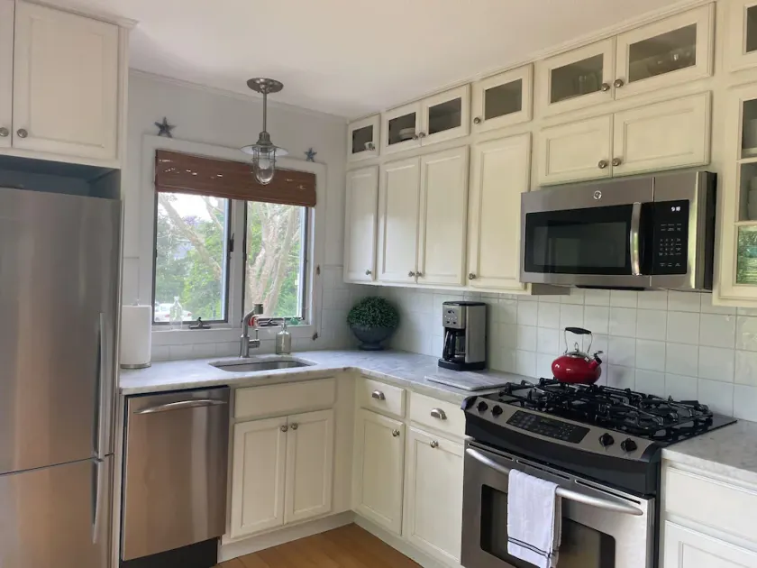 SOMMER / FALL 2019- Opdateret 2 værelses strandhus i Snug Harbor / East Matunuck - Image 1