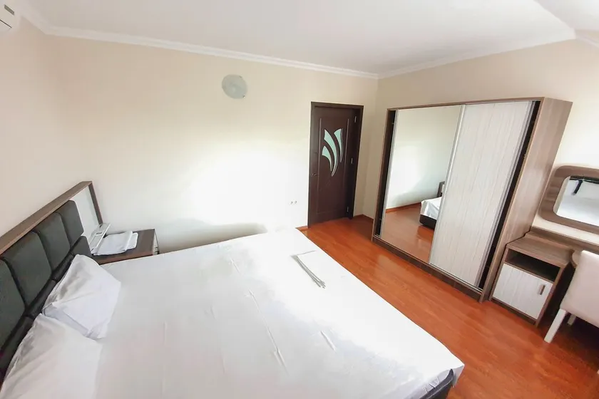 Couple Friendly Apartment with Private Parking - Image 1
